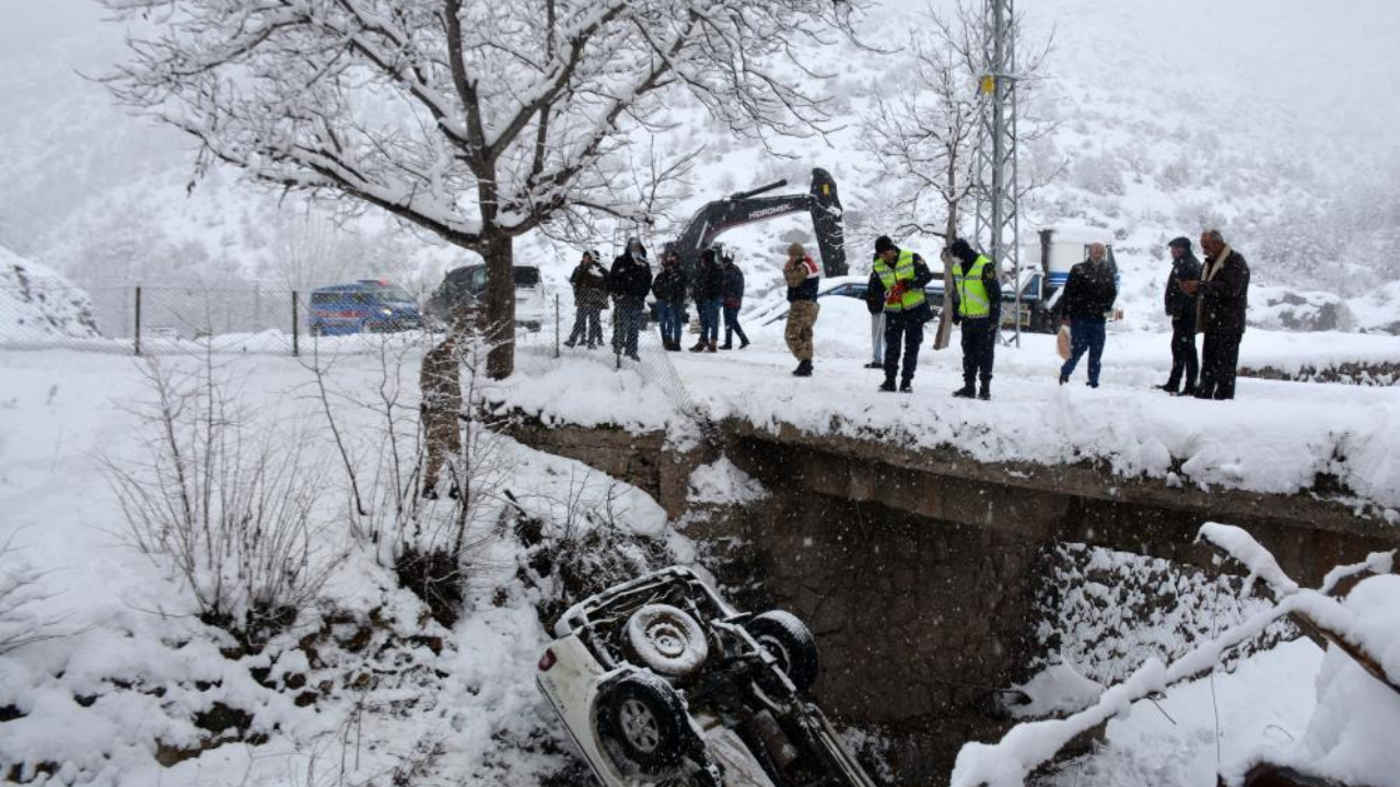 Karlı yolda kamyonet köprüden düştü: 1 ölü, 3 yaralı